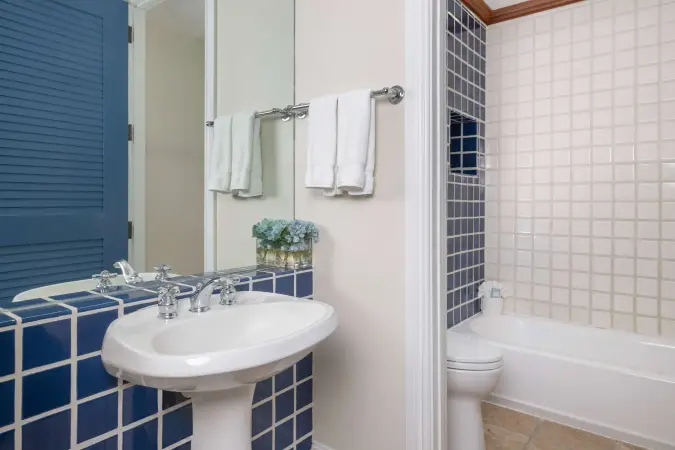 Image for room 2KKOF - 729_sunkissed_bathroom_02