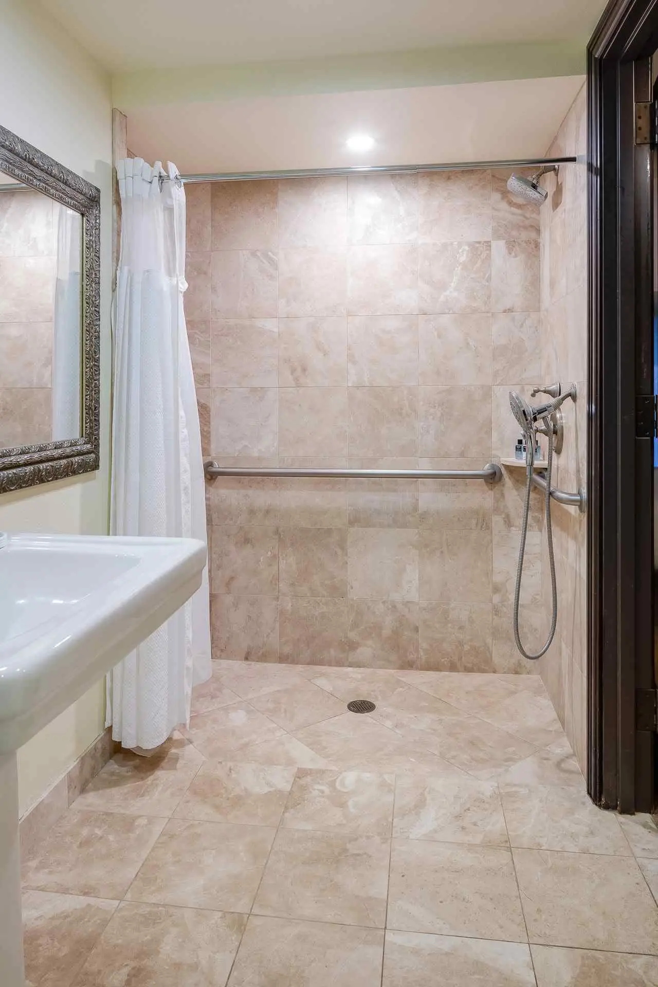 Image for room KSVA - lucie_ada_shower_601-web